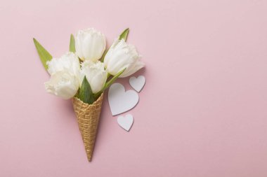 Düz-lay gözleme koni ile beyaz çiçek çiçek