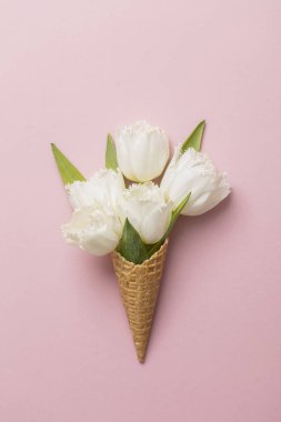 Düz-lay gözleme koni ile beyaz çiçek çiçek