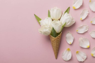 Düz-lay gözleme koni ile beyaz çiçek çiçek