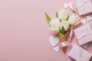 Düz-lay gözleme koni ile beyaz çiçek çiçek