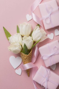 Düz-lay gözleme koni ile beyaz çiçek çiçek