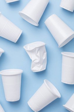 Tek Kişilik Kullanım beyaz plastik bardak mavi bir arka plan üzerinde