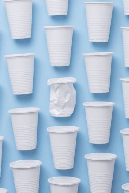 Tek Kişilik Kullanım beyaz plastik bardak mavi bir arka plan üzerinde