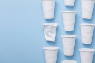Tek Kişilik Kullanım beyaz plastik bardak mavi bir arka plan üzerinde
