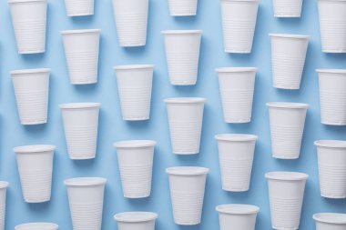Tek Kişilik Kullanım beyaz plastik bardak mavi bir arka plan üzerinde
