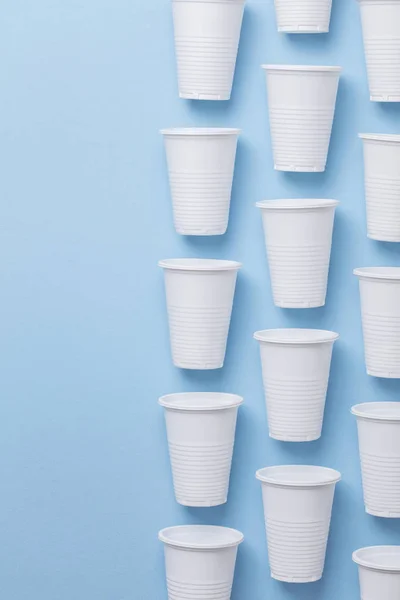 Eenmalig Gebruik Witte Plastic Bekers Een Blauwe Achtergrond — Stockfoto