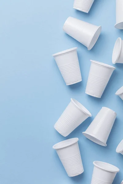 Одноразовое Использование Белые Пластиковые Чашки Синем Фоне — стоковое фото