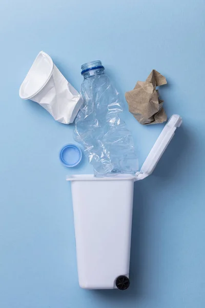 Coloque Plano Papelera Con Una Botella Plástico Papel Desecho Concepto —  Fotos de Stock