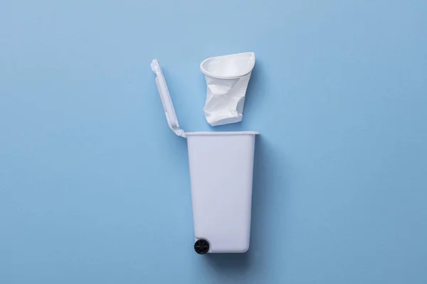 Lay Düz Plastik Bir Kap Ile Çöp Kutusu Geri Dönüşüm — Stok fotoğraf