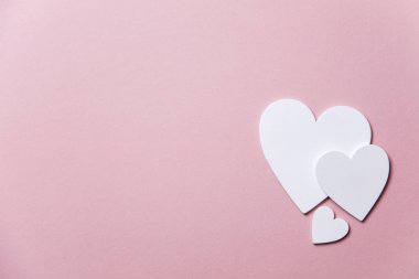 Pastel pembe bir arka plan üzerinde beyaz kupa. Sevgililer günü, anneler günü arka plan