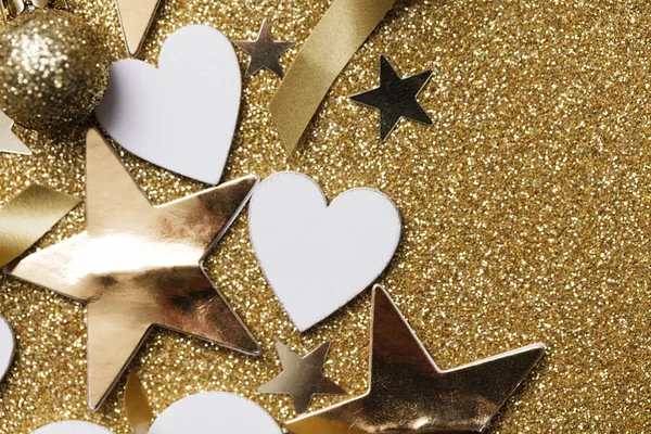 Beyaz Kalp Şekli Bir Altın Glitter Backgrond Üzerinde — Stok fotoğraf