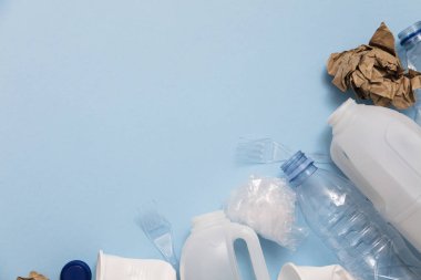 Mavi arkaplanda çöp geri dönüşümü için üst görünüm