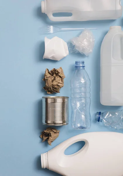 Vue Dessus Des Déchets Recycler Sur Fond Bleu — Photo