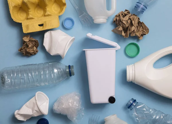 Bovenaanzicht Van Afval Voor Recycling Een Blauwe Achtergrond — Stockfoto