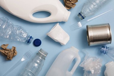 Mavi arkaplanda çöp geri dönüşümü için üst görünüm