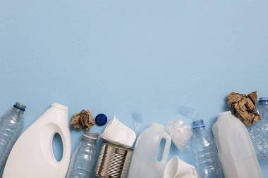 Mavi arkaplanda çöp geri dönüşümü için üst görünüm