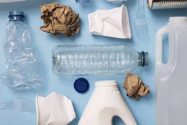 Mavi arkaplanda çöp geri dönüşümü için üst görünüm