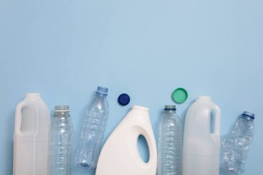 Mavi arkaplanda çöp geri dönüşümü için üst görünüm