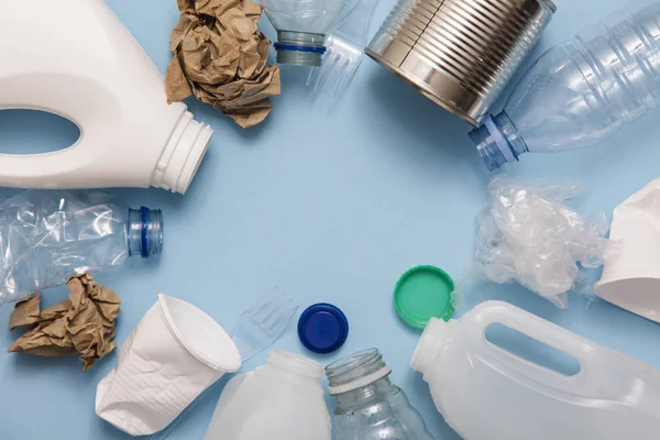 Mavi Arkaplanda Çöp Geri Dönüşümü Için Üst Görünüm — Stok fotoğraf
