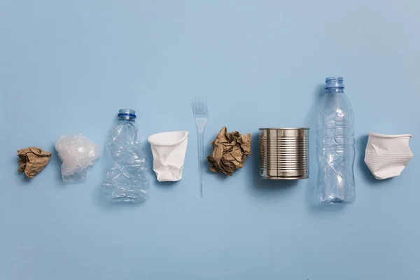 Visão Superior Lixo Para Reciclagem Fundo Azul — Fotografia de Stock