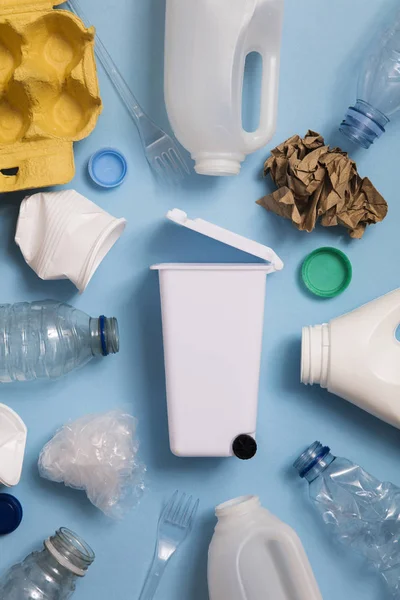 Mavi Arkaplanda Çöp Geri Dönüşümü Için Üst Görünüm — Stok fotoğraf
