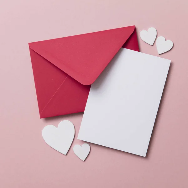 Aşk Mektubu Beyaz Kart Kırmızı Kağıt Zarf Ile Alay — Stok fotoğraf