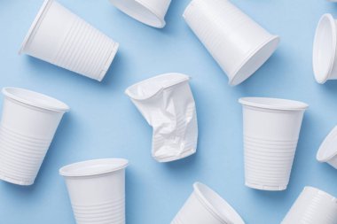 Tek Kişilik Kullanım beyaz plastik bardak mavi bir arka plan üzerinde