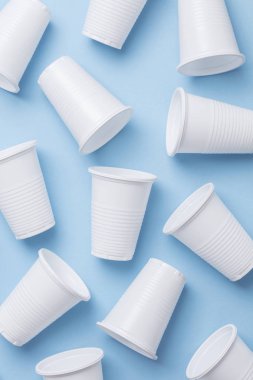 Tek Kişilik Kullanım beyaz plastik bardak mavi bir arka plan üzerinde