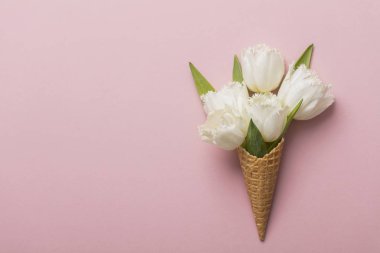 Düz-lay gözleme koni ile beyaz çiçek çiçek