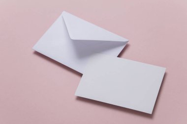 Boş beyaz kartı kadar sahte Kağıt zarf şablonuyla