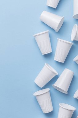 Tek Kişilik Kullanım beyaz plastik bardak mavi bir arka plan üzerinde