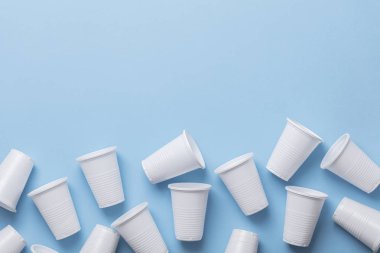 Tek Kişilik Kullanım beyaz plastik bardak mavi bir arka plan üzerinde