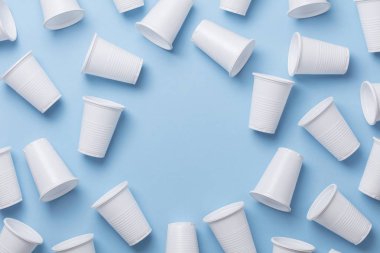 Tek Kişilik Kullanım beyaz plastik bardak mavi bir arka plan üzerinde