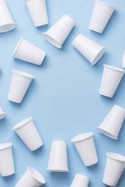 Tek Kişilik Kullanım beyaz plastik bardak mavi bir arka plan üzerinde