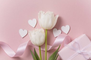 Pembe kutlama arka plan, çiçek, kalp, hediye.