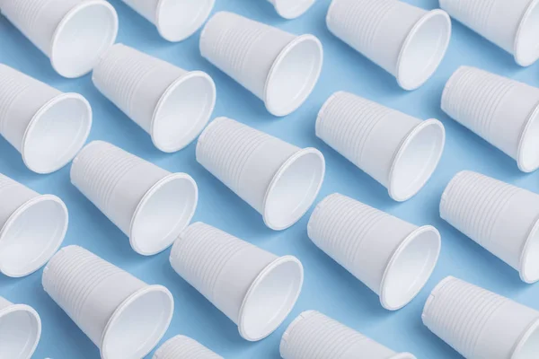 Bicchieri Plastica Bianca Monouso Sfondo Blu — Foto Stock