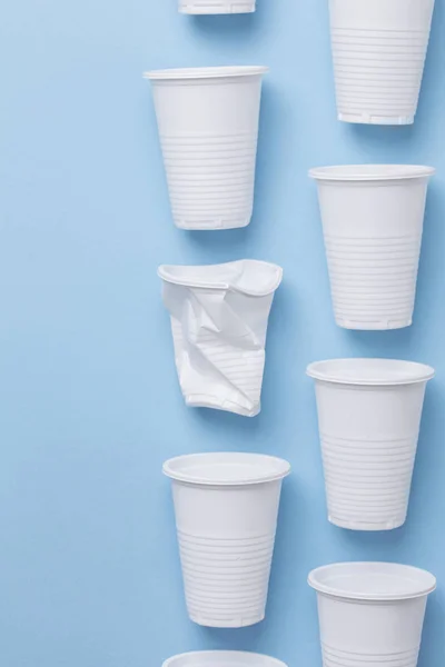 Satu Menggunakan Cangkir Plastik Putih Pada Latar Belakang Biru — Stok Foto
