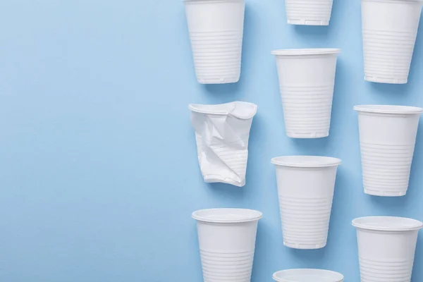 Satu Menggunakan Cangkir Plastik Putih Pada Latar Belakang Biru — Stok Foto