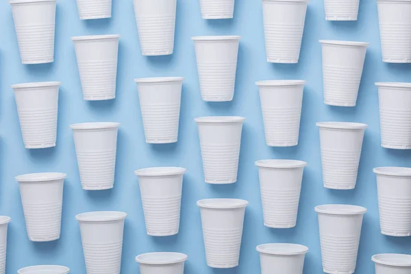 Tek Kişilik Kullanım Beyaz Plastik Bardak Mavi Bir Arka Plan — Stok fotoğraf