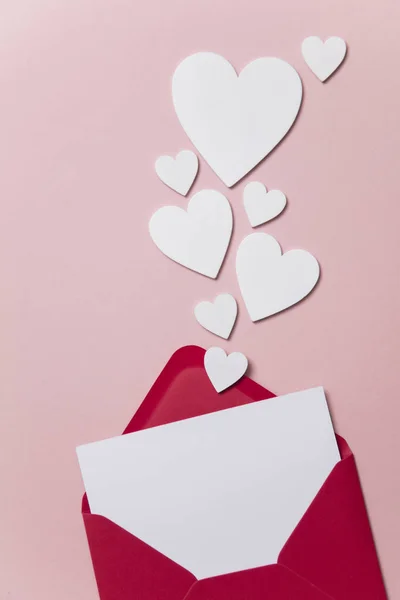 Lettre Amour Carton Blanc Avec Enveloppe Papier Rouge Maquette — Photo