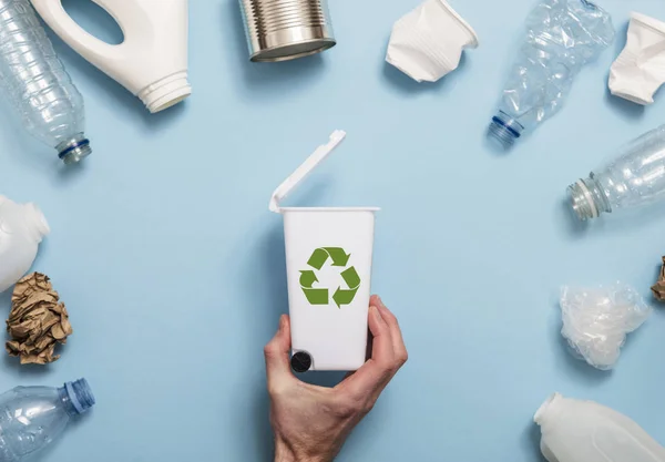 Mão Segurando Uma Lixeira Reciclagem Com Lotes Embalagens Resíduos — Fotografia de Stock