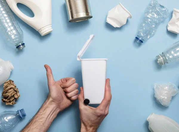 Mano Sosteniendo Cubo Basura Reciclaje Con Muchos Envases Residuos — Foto de Stock