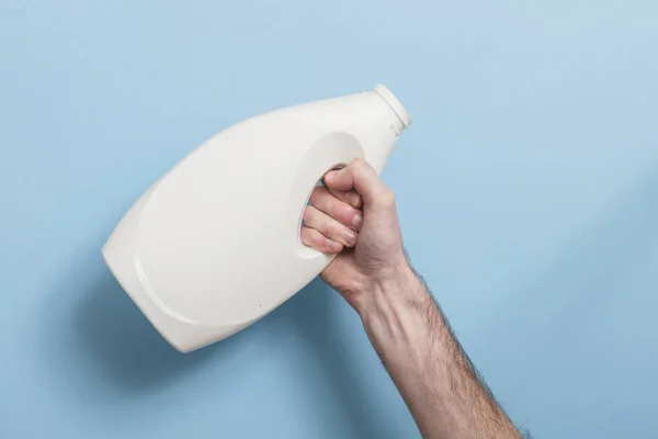 Рука Тримає Порожню Пластикову Пляшку Переробки Синьому Фоні — стокове фото