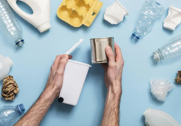 Mano Sosteniendo Cubo Basura Reciclaje Con Muchos Envases Residuos — Foto de Stock