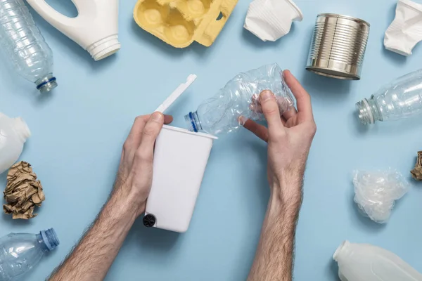 Handen Håller Återvinning Soptunna Med Massor Förpackningsavfall — Stockfoto
