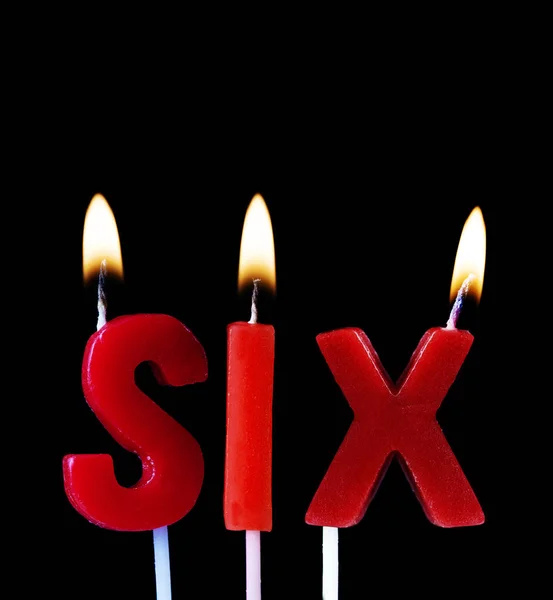 六个在红色生日蜡烛在黑色背景下被迷住了 — 图库照片
