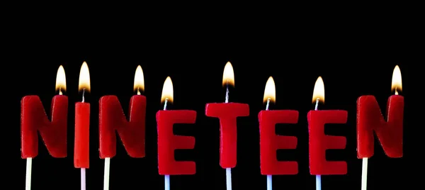Negentien Spellt Rode Birthday Kaarsen Tegen Een Zwarte Achtergrond — Stockfoto