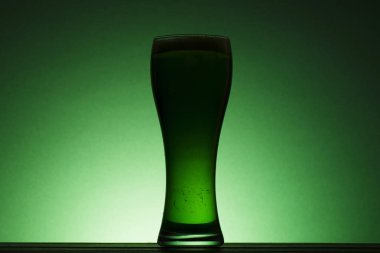 St Patrick's günü yeşil bira siluet yeşil bir arka plan