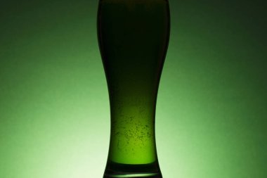 St Patrick's günü yeşil bira siluet yeşil bir arka plan