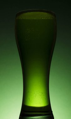 St Patrick's günü yeşil bira siluet yeşil bir arka plan
